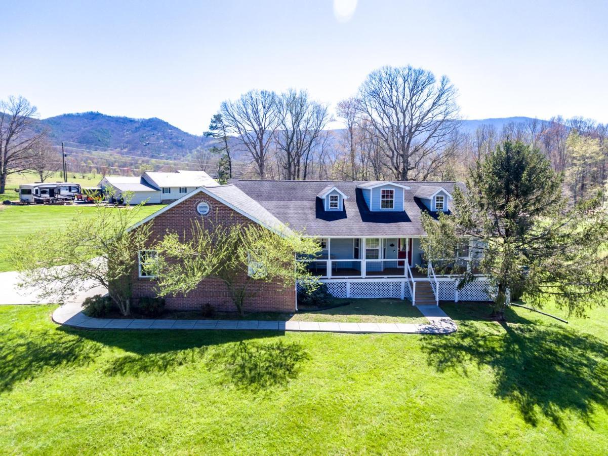 Bears Valley Inn - Great Location! - Peaceful, Children And Dog Friendly Retreat - Less Than 15 Min To All Attractions - Private Pool Club & Fishing Hole - Game Room With Tv Sevierville Εξωτερικό φωτογραφία